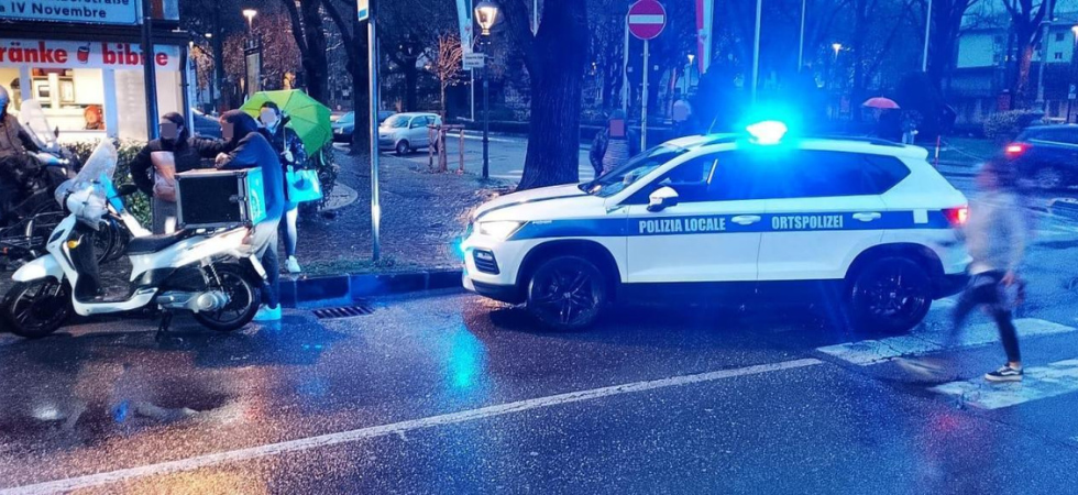 Paura in strada, anziano investito da uno scooter per consegne a domicilio guidato da un minorenne