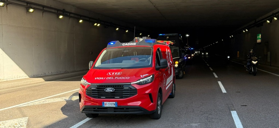 Scontro tra una moto e un furgone sulla Gardesana: una ragazza di 23 anni trasportata in ospedale