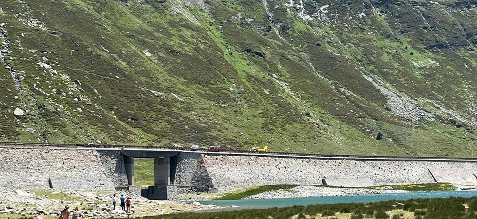 Terribile scontro tra un van e una moto sul viadotto: morta una donna