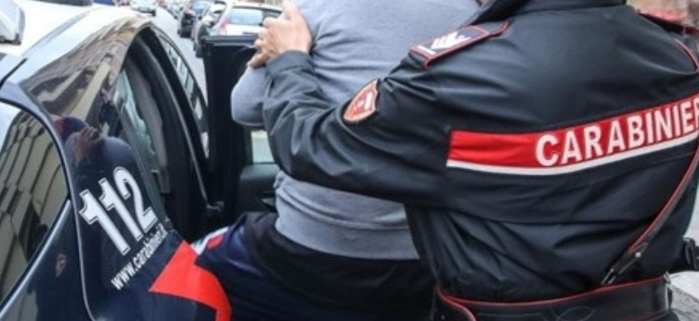 Ruba dei profumi da un negozio in pieno centro a Trento e aggredisce una commessa: arrestato