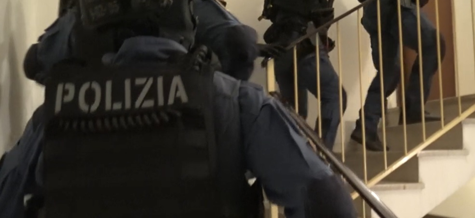 Avevano teso un'imboscata con mazze, coltelli e spade, blitz della polizia all'alba