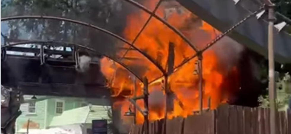 Le fiamme e la colonna di fumo a Gardaland: Nessun ferito e parco regolarmente aperto