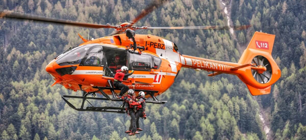 Trike si schianta contro il guardrail e finisce nel dirupo: un morto