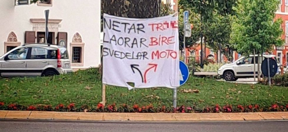 Il cartello per festeggiare il matrimonio alla rotatoria?