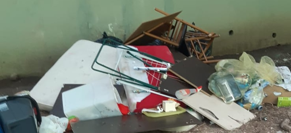 Mobili rotti e sacchi di rifiuti abbandonati nel sottopassaggio: beccato il responsabile