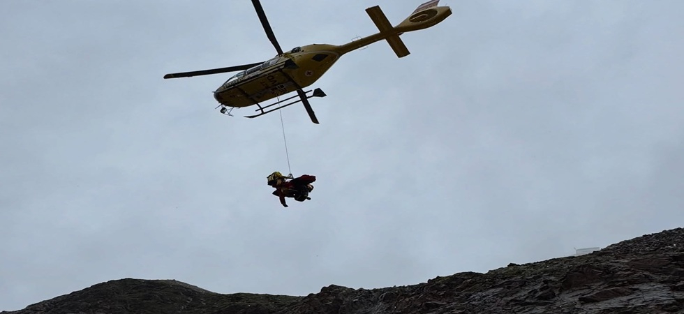 Si ferma per togliersi la giacca, ma scivola e trascina nel crepaccio il compagno di cordata: muore un'alpinista di 32 anni