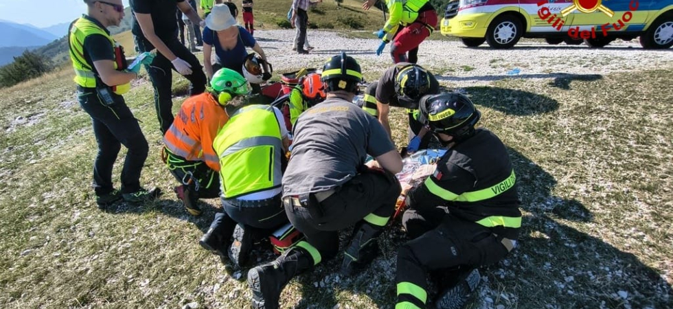 Paura in volo, perde il controllo del parapendio e precipita a terra: il pilota elitrasportato in ospedale