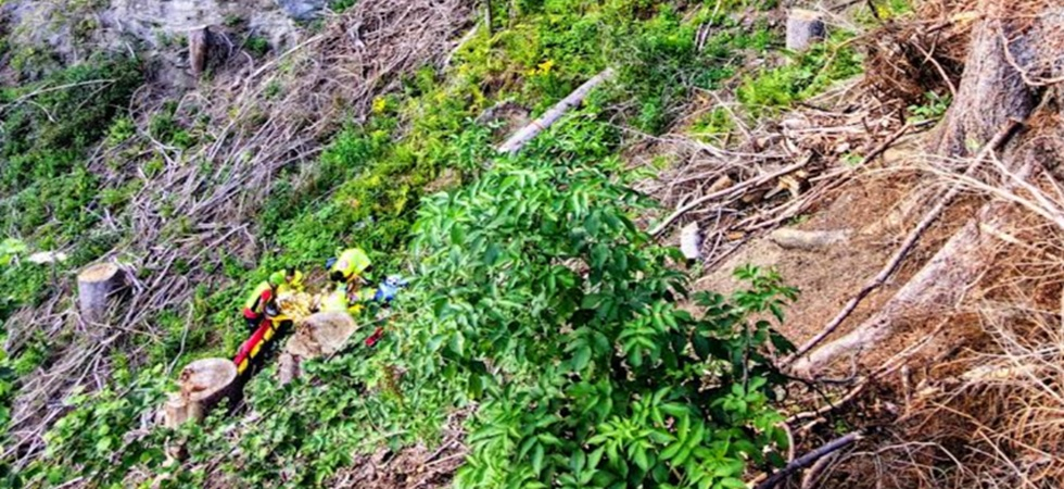 Precipita in una scarpata dopo il violentissimo schianto in bici contro il guardrail