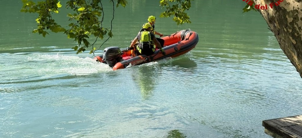 Si tuffa nel fiume e non riemerge dall'acqua: vasta operazione di ricerca dei vigili del fuoco con elicottero e sommozzatori