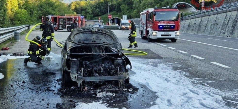 Vede il fumo e accosta sull'autostrada, auto avvolta dalle fiamme