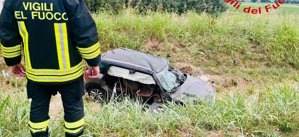 Grave frontale tra due auto: un mezzo esce di strada e finisce in un fosso
