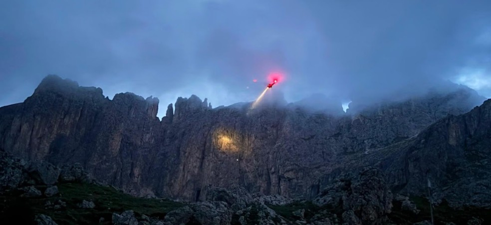 In cordata di sera, saltano la sosta corretta e finiscono su uno spuntone di roccia insidioso non riuscendo più a