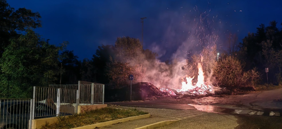 Il fumo, le fiamme e l'odore acre, divampa un doppio incendio in città: si sospetta il dolo