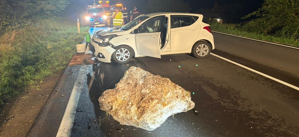 Il boato nel cuore della notte, poi il masso sulla statale: paura per un automobilista, l’auto danneggiata