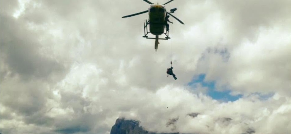 Investiti da una tempesta di grandine in alta quota, due alpinisti sono troppo lontani dalla cabinovia e il soccorso alpino