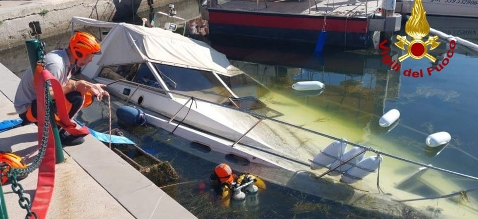 La barca sta affondando nell'Adriatico: i sommozzatori l'agganciano alla gru che la riporta in galleggiamento