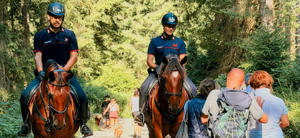 Picco di turismo sulle montagne e i carabinieri forestali salgono a cavallo