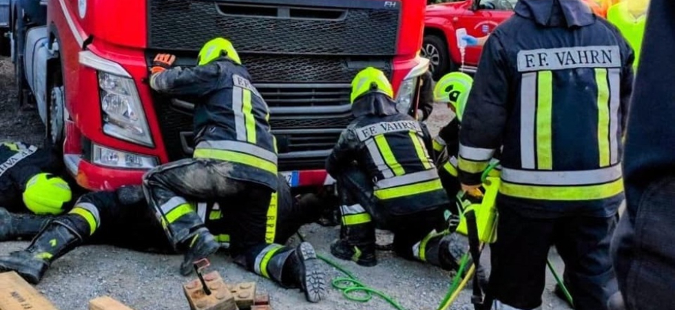 Grave incidente sul lavoro: una persona rimane incastrata sotto un camion