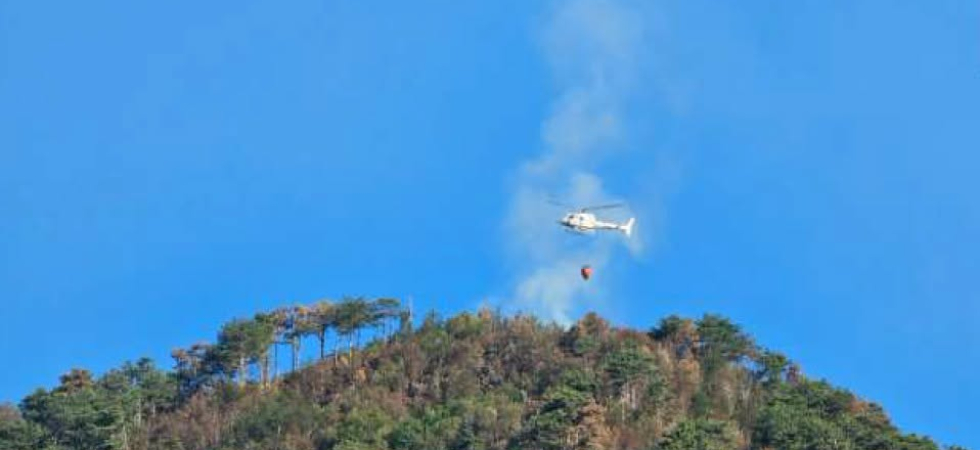 Ancora fiamme nei boschi della Regione: da domenica almeno trenta lanci dall'elicottero