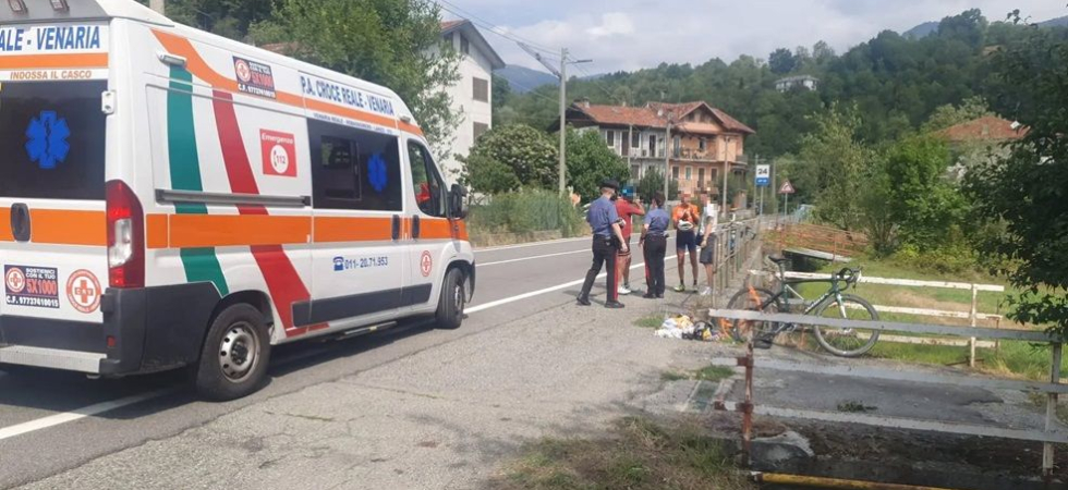 Travolge con l'auto per due volte un gruppo di ciclisti dopo una lite