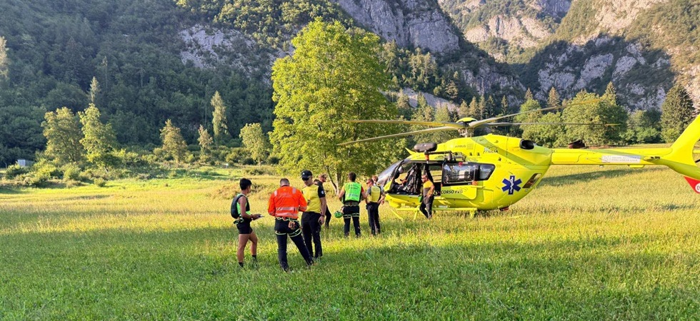 La mamma s'infortuna al ginocchio, la figlia ha un attacco di panico