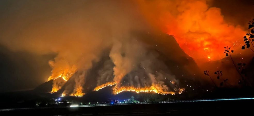 Non c'è tregua sulla Carnia che brucia ancora, un enorme incendio sul monte Amariana
