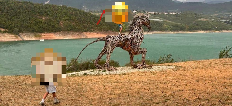 Si arrampica sul Radicosauro di Martalar per scattare una foto