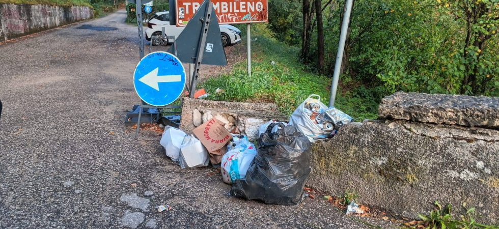 Sacchi stracolmi e rifiuti abbandonati lungo il torrente dopo i picnic e le grigliate di Ferragosto: “Non è una discarica