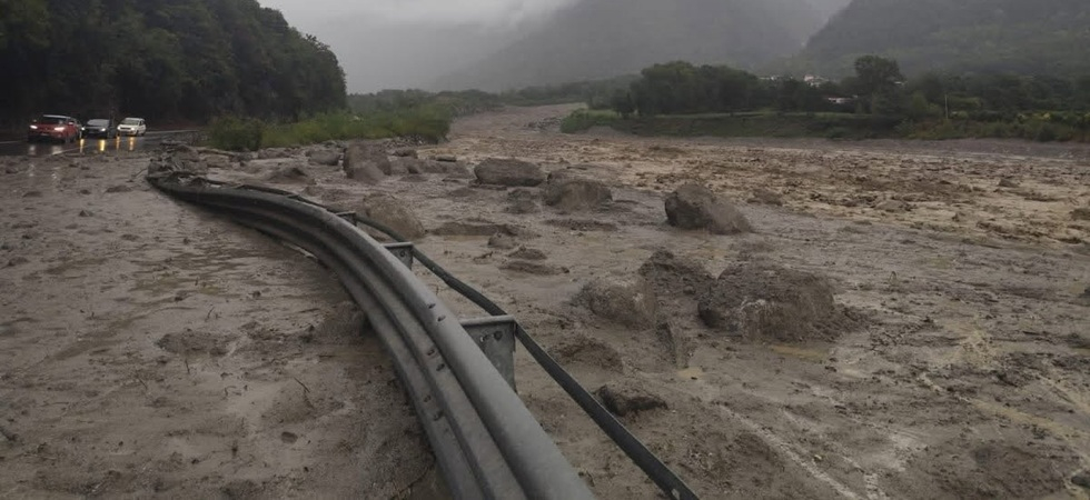 Frana la val Rabbia, un'enorme colata di fango invade la Statale