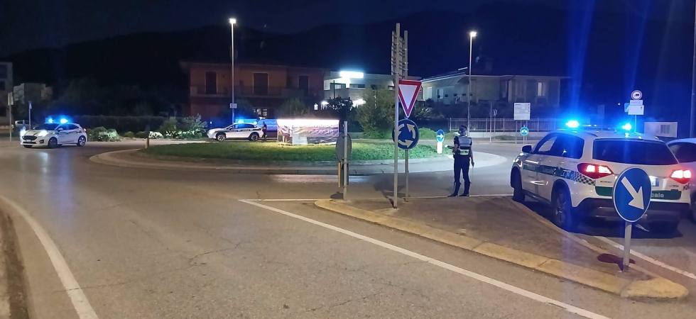 Prima la fuga dall'alt della Polizia, poi abbandona l'auto e scatta l'inseguimento nel bosco