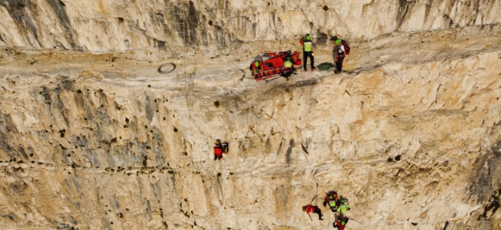 A 73 anni, sulla ferrata, è sfinito e non ce la fa a proseguire