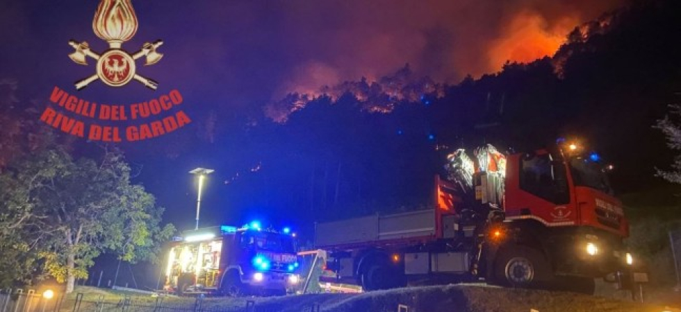 Le operazioni di spegnimento dell'incendio negli scorsi giorni Le operazioni di spegnimento dell'incendio negli scorsi giorni