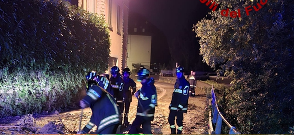 Foto Archivio Violento nubifragio e raffiche di vento, notte di paura: smottamento tra le case, evacuate una trentina di persone