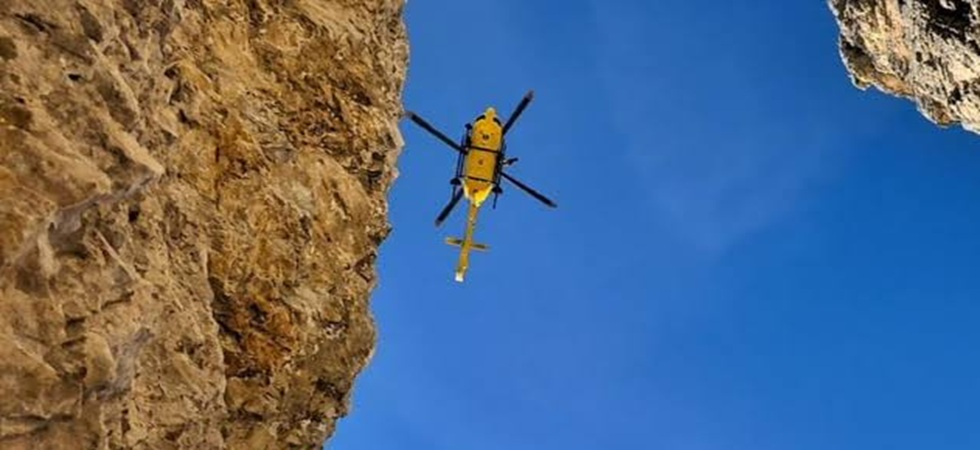 Dramma in montagna, precipita per diversi metri davanti agli occhi degli amici: morto un 58enne