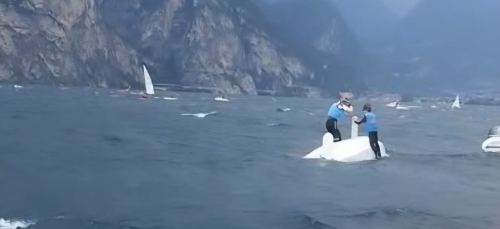 Paura sul Garda, forte vento e onde altissime: le barche a vela si capovolgono durante la regata