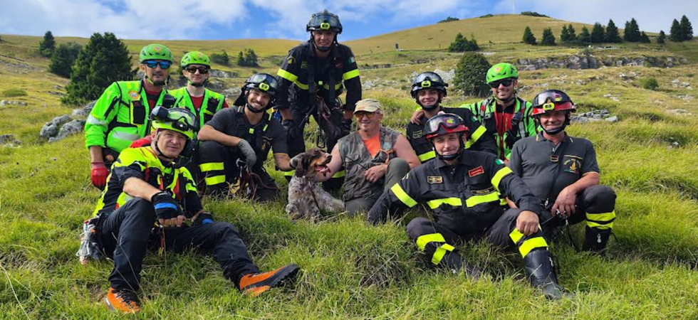 Cane finisce in una fessura nel terreno e resta bloccato: i soccorsi si calano per 25 metri e lo recuperano