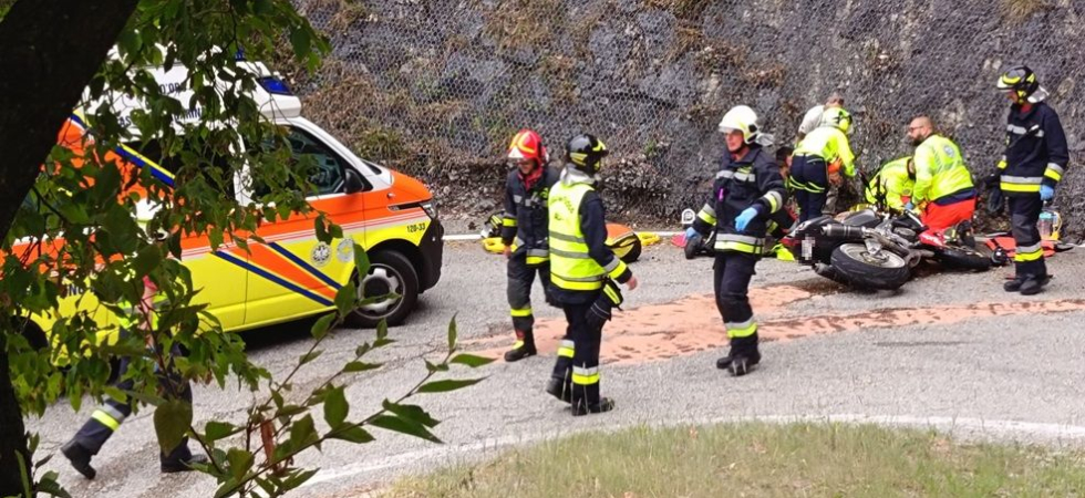Si schianta contro il guardrail e contro le rocce, grave incidente per un motociclista