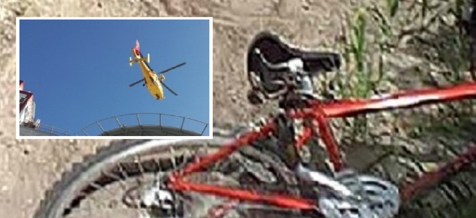 In bici in montagna cade a terra e si ferisce, alcuni passanti lo notano e lanciano l'allarme