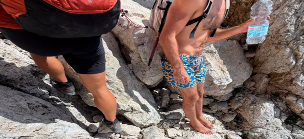 Scalzo, in costume da bagno e a petto nudo sul Corno Grande