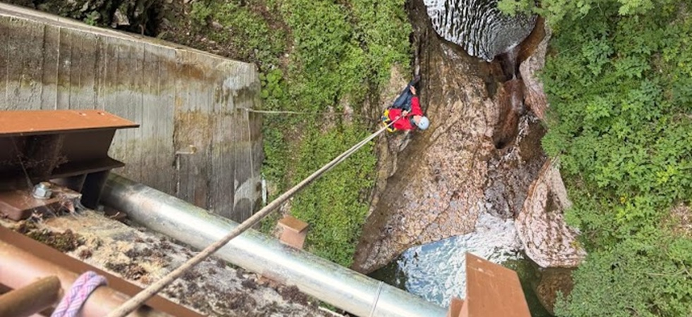 Scivola mentre pratica canyoning, senza più la possibilità di proseguire
