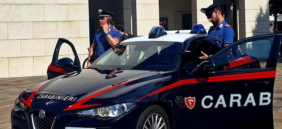 Lo picchia all'interno del centro commerciale, ma la vittima non sporge denuncia e nessuno chiama le forze dell'ordine