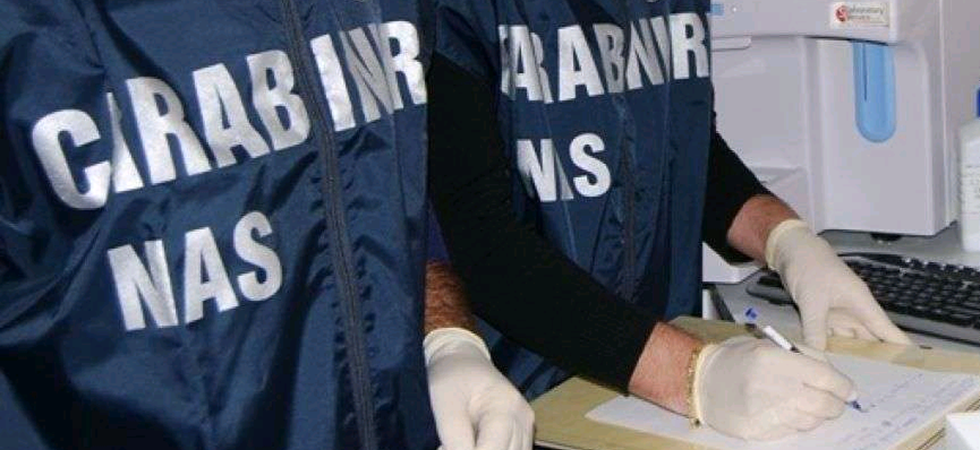 Apre un centro di sbiancamento dentale abusivo