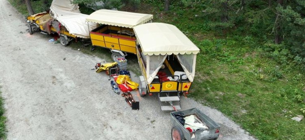 La carrozza trainata da cavalli si schianta in discesa contro un albero: morta una donna di 73 anni