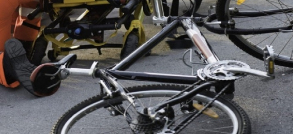Perde il controllo della bici e finisce sull'asfalto, paura per un ragazzo