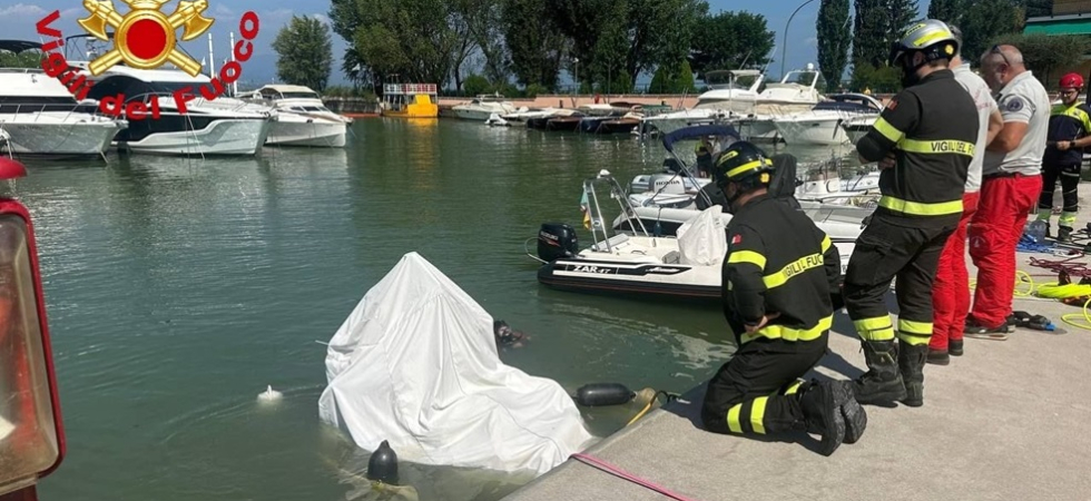 Un rumore e la barca affonda nel porto: lunghe operazioni di bonifica del carburante sversato in acqua
