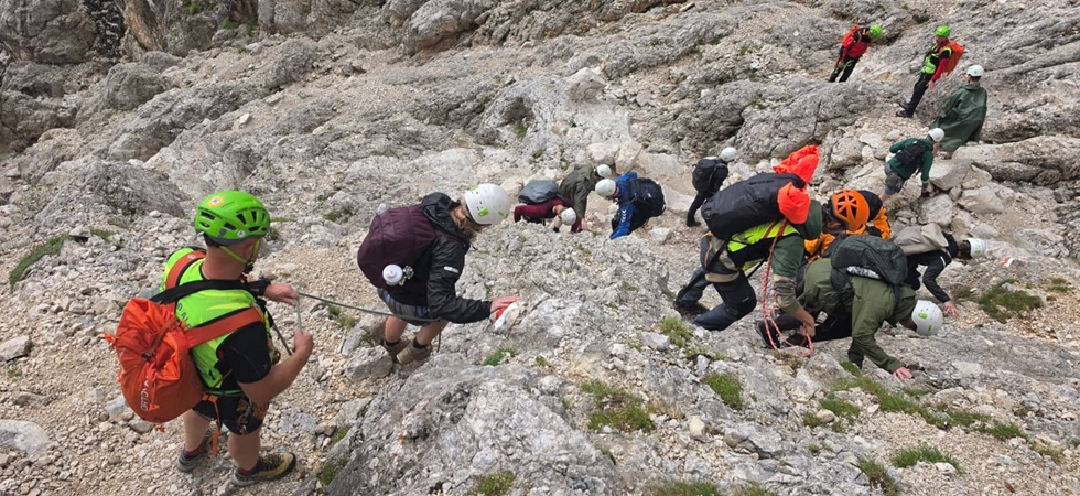 La ferrata è chiusa da due anni, ma gli scriteriati non mancano mai