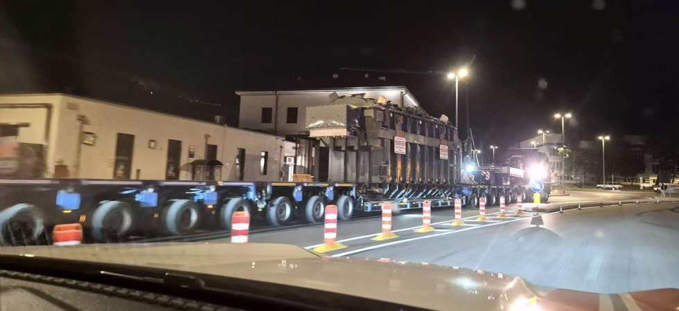 “Sessanta ruote e quasi 40 metri di lunghezza”, convoglio eccezionale lungo la statale del Brennero: ecco cosa trasportava