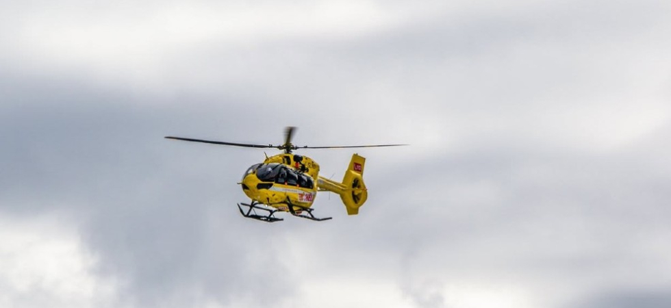 Gravissimo incidente, un uomo si amputa la mano con una sega circolare: 72enne elitrasportato in ospedale