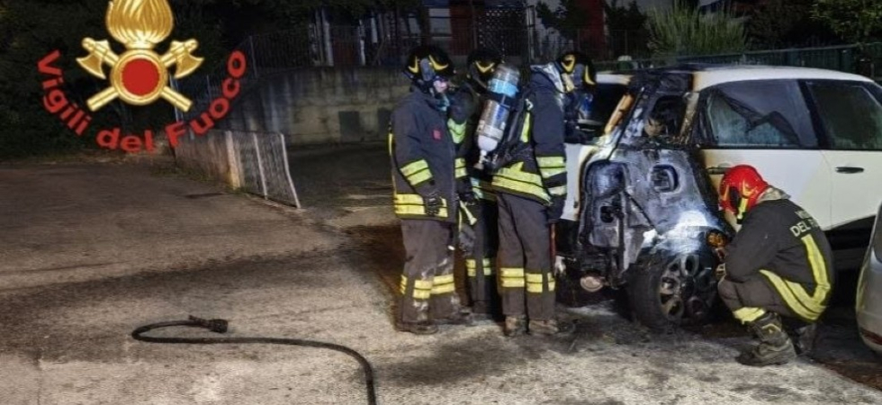 Due auto parcheggiate in fiamme nella notte, momenti di paura in paese: in azione i vigili del fuoco