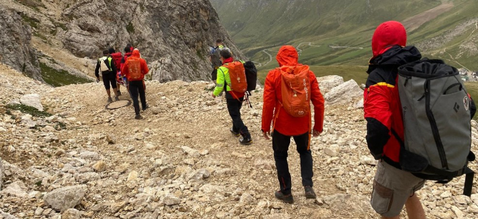 Forte vento in montagna, impianti di risalita chiusi e moltissimi escursionisti bloccati